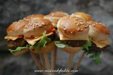 Sucettes salées de mini burger ( mini burger pops)