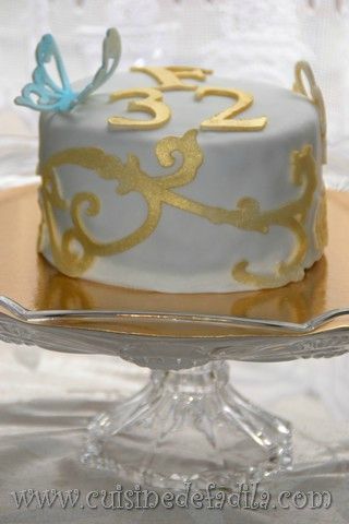 un gâteau d&rsquo;anniversaire élégant