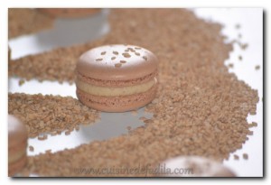 Macarons au praliné de sésame et son cœur croustillant sésame