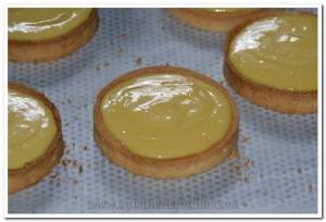 Tartelettes fruits de la Passion chocolat au lait et macarons Mogador