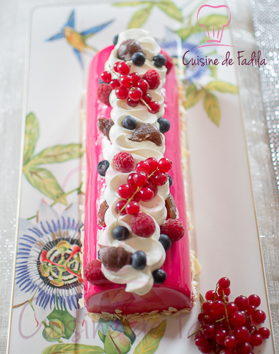 Bûche marron et fruits rouges