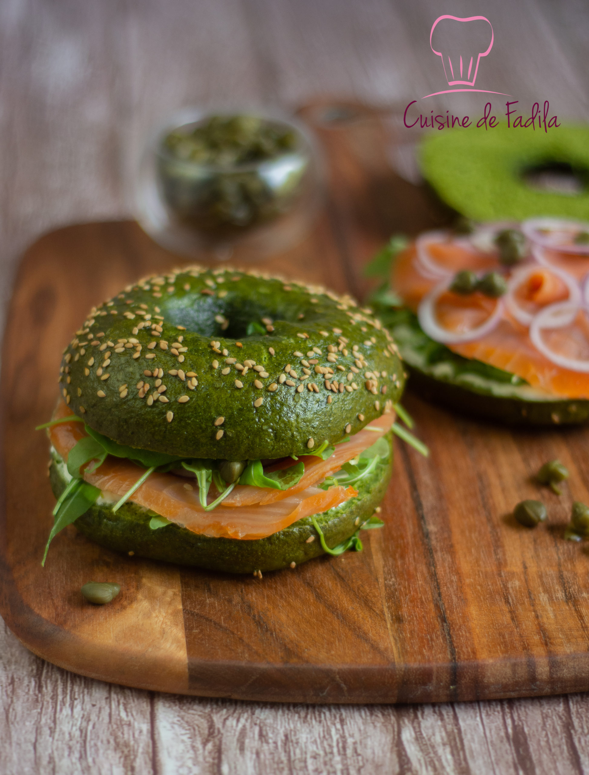 Bagel à la poudre d'épinards et au saumon fumé