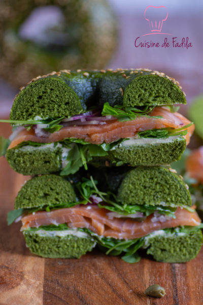 Bagel à la poudre d'épinards et au saumon fumé