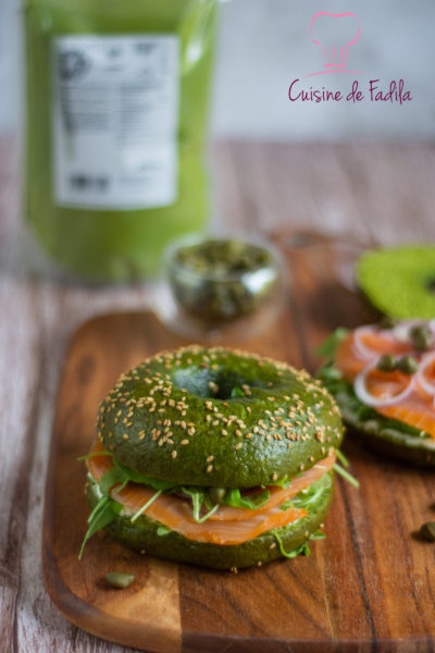 Bagel à la poudre d'épinards et au saumon fumé
