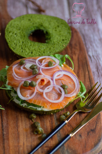 Bagel à la poudre d'épinards et au saumon fumé
