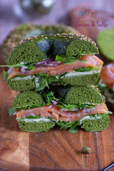 Bagel à la poudre d'épinards et au saumon fumé